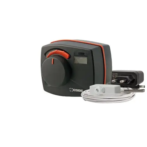 Schwarzer Regelungscontroller von ESBE mit Drehregler, digitalem Display und einem Temperaturfühler. Netzgerät und Anschlusskabel sind ebenfalls abgebildet.